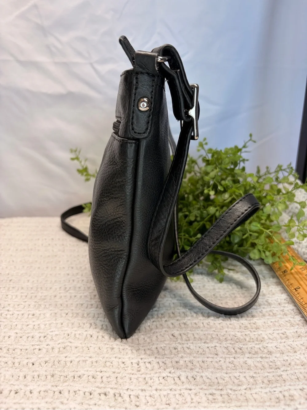 Classic Black Leather Crossbody Bag - Unbranded
